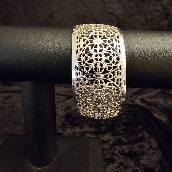 Jewelry - Vintage Lightweight Silver Tone Filigree Cuff
